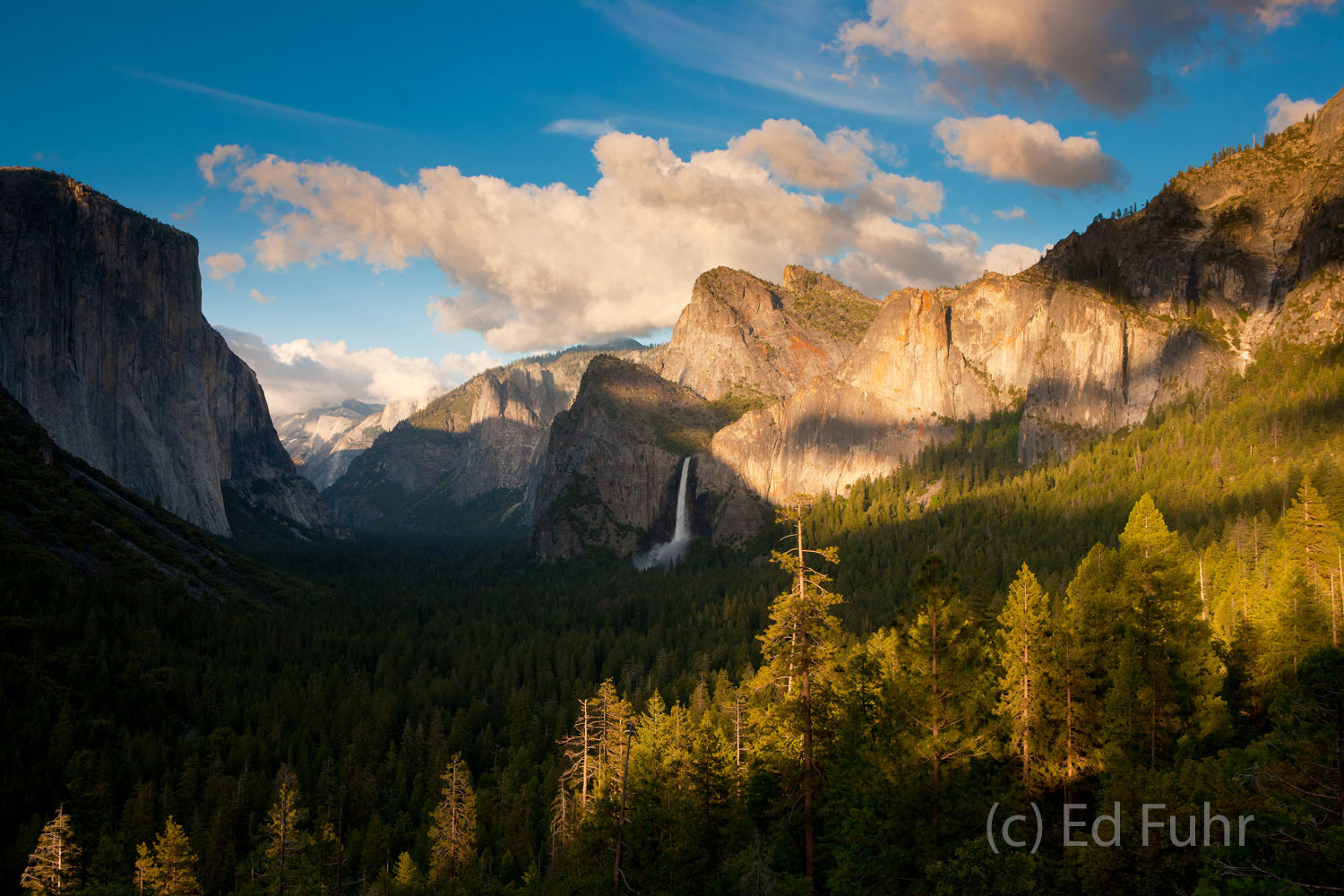 The classic view of the Yosemite Valley at sunset.