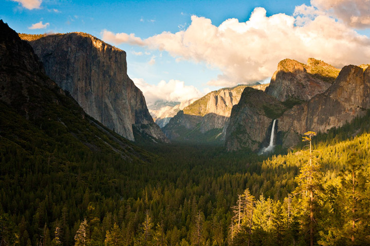 &nbsp;This classic vista greets the visitor entering Yosemite.